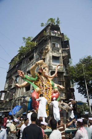 Téléchargez les photos : Seigneur ganesh immersion à Bombay au maharashtra Inde - en image libre de droit