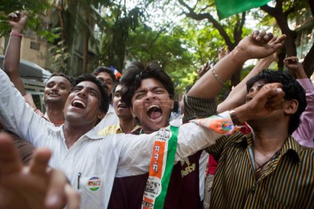 Téléchargez les photos : Les partisans célèbrent la victoire du candidat Mumbai Maharashtra Inde Asie Oct 2009 - en image libre de droit