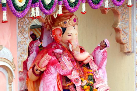 Téléchargez les photos : Lalbaugcha Raja (dieu tête d'éléphant) en immersion dans la mer au Girgaum Chowpatty, festival ganesh ganpati, Bombay maintenant Mumbai, maharashtra, Inde - en image libre de droit
