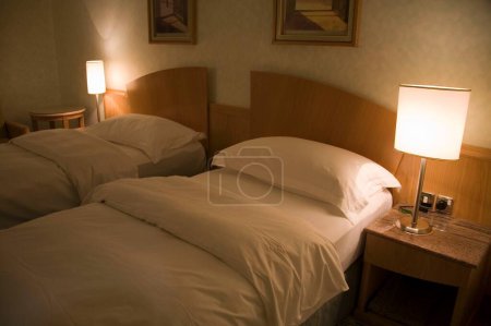 Téléchargez les photos : Lampe au lit, Dubai International Hotel, Dubai Moyen-Orient Émirats arabes unis - en image libre de droit