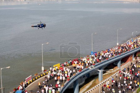 Foto de Participantes corriendo en el Charni Road Flyover en el Queens Necklace en Nariman Point; Mumbai maratón evento organizado en Bombay ahora Mumbai; Maharashtra; India - Imagen libre de derechos