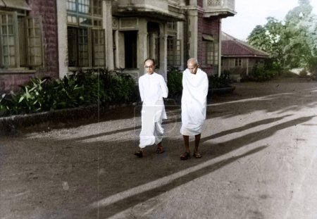 Foto de Mahatma Gandhi caminando con Pyarelal Nayar, India, Asia, 1946 - Imagen libre de derechos