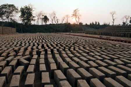 Téléchargez les photos : Briques allongées à Making Place Howrah Bengale occidental Inde Asie - en image libre de droit