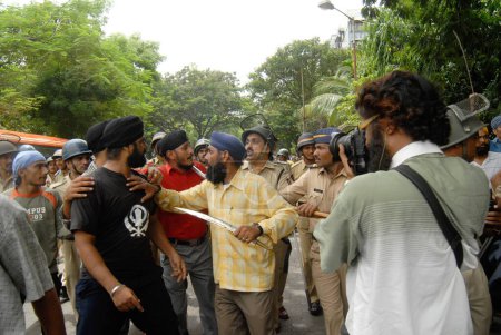 Foto de Protesta de la comunidad sij contra el despido de guardaespaldas del jefe de dera saccha sauda ram rahim en Mulund en Bombay Mumbai, Maharashtra, India - Imagen libre de derechos