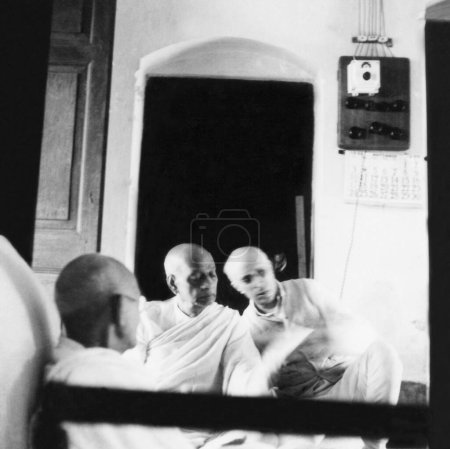 Foto de Sardar Vallabhbhai Patel y Jawaharlal Nehru en una reunión con Mahatma Gandhi en Khadi Pratishthan, Sodepur, 24 Parganas, Calcuta, 1946, India - Imagen libre de derechos