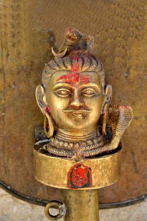 Messing-Idol von shiva bei zackigem Tempel in udaipur rajasthan Indien Asien