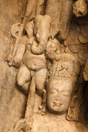 Téléchargez les photos : Site du patrimoine mondial de l'UNESCO ; Richement sculpté en pierre Lord Ganesha dans les grottes d'Elephanta ; Gharapuri maintenant connu sous le nom d'île d'éléphant ; District Raigad ; Maharashtra ; Inde - en image libre de droit