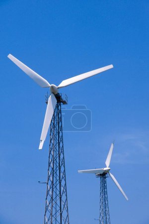 Foto de Molino de viento granja generación de energía - Imagen libre de derechos