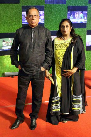 Foto de Pahlaj Nihalani, productor de cine indio, esposo, esposa, alfombra roja, Sachin: A Billion Dreams, Mumbai, India, 24 de mayo de 2017 - Imagen libre de derechos
