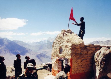 Téléchargez les photos : Soldats indiens avec drapeau rouge sur la montagne - en image libre de droit
