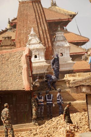 Téléchargez les photos : Personnel de l'armée et de la police déblayant les débris endommagés, temple krishna, nepal, asie - en image libre de droit