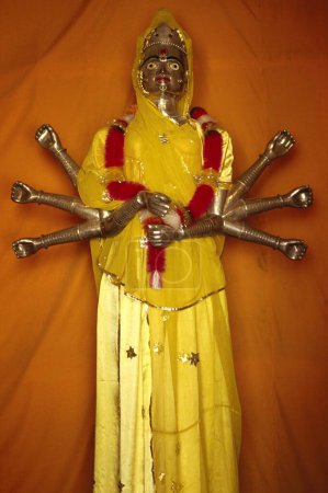 Téléchargez les photos : Déesse Durga Devi dans le temple chamunda à mehrangad, jodhpur, rajasthan, Inde - en image libre de droit