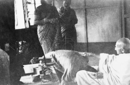 Téléchargez les photos : Mahatma Gandhi, en interaction avec deux femmes du groupe Dilip Kumars à Peshawar, 1939, Inde - en image libre de droit
