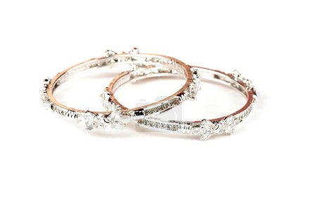 Bracelet en diamant sur fond blanc isolé, bijoux en diamant, bracelets en diamant, bijoux en diamant