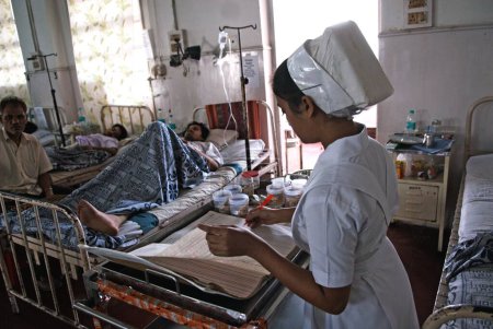 Téléchargez les photos : Infirmière détenant les dossiers médicaux des victimes d'attentats terroristes perpétrés par des moudjahidines décanes à Bombay Mumbai - en image libre de droit