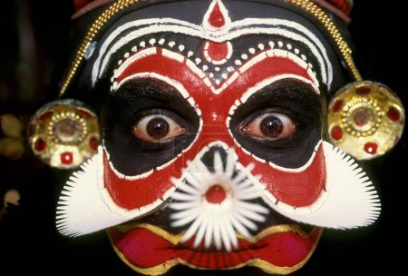 Téléchargez les photos : Kathakali danseuse visage dans cochin à kerala Inde - en image libre de droit