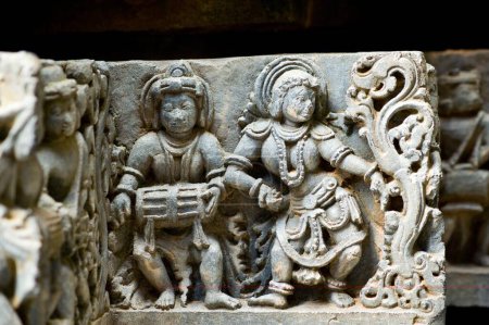 Téléchargez les photos : Statues de danseur et musicien sculptées sur le temple Hoysaleswara, Halebid Halebidu, Hassan, Karnataka, Inde - en image libre de droit