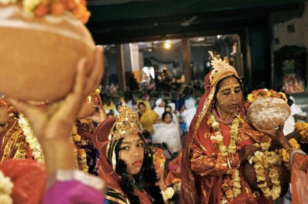 Téléchargez les photos : Habillés en Seigneur Krishna, les interprètes rapprochent l'image du Seigneur veuves de Brindavan, Uttar Pradesh, Inde - en image libre de droit