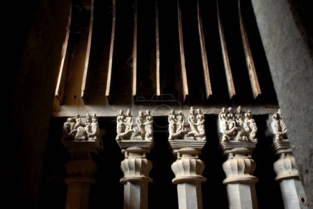 Säulen in buddhistischen Karla-Höhlen beste Beispiele für alte Felshöhlen, die im 3. 2. Jahrhundert v. Chr. von buddhistischen Mönchen erbaut wurden; Karla; Maharashtra; Indien