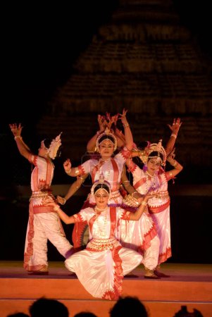 Téléchargez les photos : Des danseurs Odissi posent représentant un dieu intronisé dans un ballet traditionnel mis en scène chaque année à Konarak, Orissa, Inde - en image libre de droit