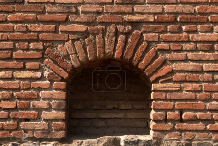 Téléchargez les photos : Vue rapprochée de briques décorées de ruines de Rampart de Shaniwarwada ; Pune ; Maharashtra ; Inde - en image libre de droit