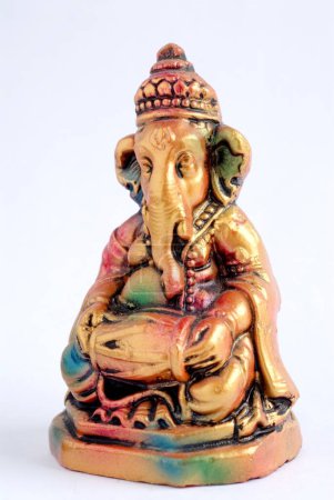 Téléchargez les photos : Statue colorée du seigneur Ganesha éléphant tête dieu jouer mridungam, Inde - en image libre de droit