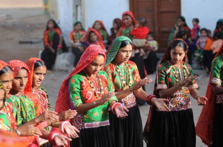 Foto de Mujeres rurales realizando garbas durante la celebración del saatam aatham puja en Mindiyada cerca de Anjaar, Kutch, Gujarat, India - Imagen libre de derechos