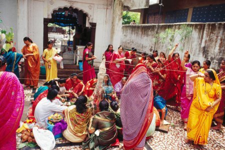 Téléchargez les photos : Women Worshiping holding thread, Vat Savitri Festival ou Vat Purnima Festival, bomay mumbai, maharashtra, Inde - en image libre de droit
