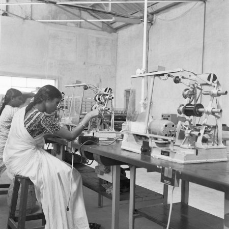 Foto de Trabajadores en la línea de montaje, fábrica de teléfonos, fabricación de instrumentos telefónicos en Bangalore, Karnataka, India, año 1950 - Imagen libre de derechos