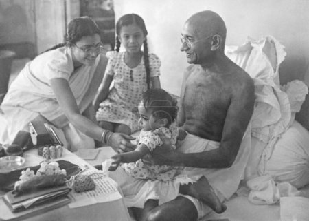 Foto de Mahatma Gandhi jugando con Aruna Desai hija de Purushottam Gandhi en Birla House, Mumbai, 1944, Abha Gandhi, Nirupama Marn - Imagen libre de derechos