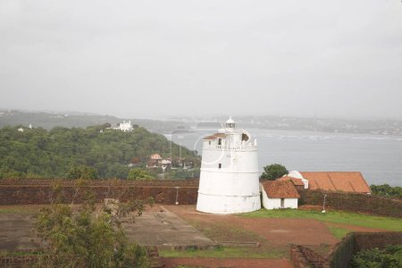 Leuchtturm auf der portugiesischen Festung Sinquerim aus dem 17. Jahrhundert im Hintergrund; Goa; Indien