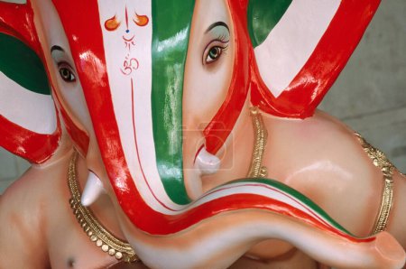 Téléchargez les photos : Ganesh ganpati Festival ; Procession de l'idole énorme d'éléphant dirigé Dieu ; gros plans du visage ; Mumbai Bombay ; Maharashtra ; Inde - en image libre de droit