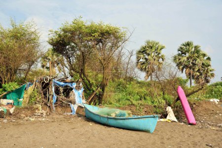 Téléchargez les photos : Plage côté cabane et bateau, Bhagal plage, Valsad, Gujarat, Inde, Asie - en image libre de droit
