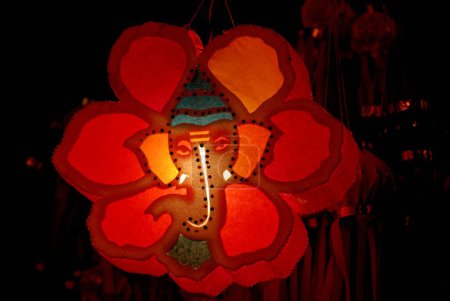 Téléchargez les photos : Lanterne colorée avec photo de Lord Ganesh à vendre Festival de lumière Diwali à Bombay Mumbai ; Maharashtra ; Inde - en image libre de droit