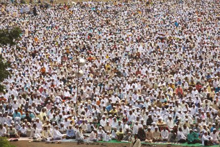 Foto de Multitud reunida para Eid al Fitr o Ramzan id namaaz en Lashkar-e-Eidgaah ground, Malegaon, Maharashtra, India - Imagen libre de derechos