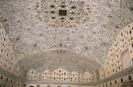 Téléchargez les photos : Travail délicat mosaïque en verre au plafond et mur sheesh mahal, fort ambre, jaipur, rajasthan, Inde - en image libre de droit