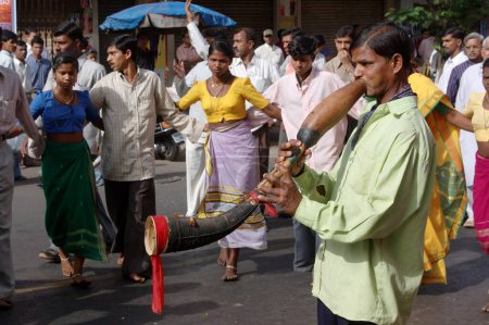 Téléchargez les photos : Danse tribale Warli, pendant Gudhi Padwa, Jour de l'An hindou, Chaitra Shuddha pratipada, Thane, Maharashtra, Inde - en image libre de droit