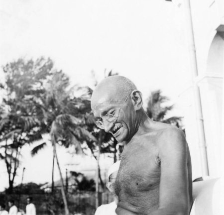 Foto de Mahatma Gandhi en una reunión de oración en Rungta House, Mumbai, septiembre de 1944 - Imagen libre de derechos