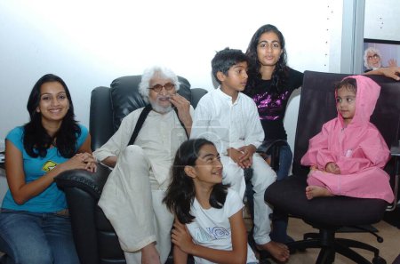 Foto de M.F.) Hussain Maqbool Fida Hussain pintor en su 90 cumpleaños en la residencia de sus hijas en Worli con sus nietos, Bombay Mumbai, Maharashtra, India - Imagen libre de derechos