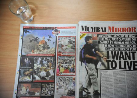 Foto de Mumbai Mirror Newspaper, después del ataque terrorista de Deccan Mujahedeen el 26 de noviembre de 2008 en Bombay Mumbai, Maharashtra, India - Imagen libre de derechos