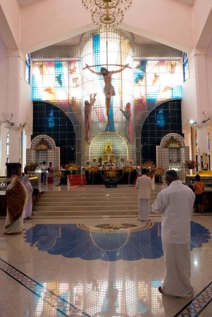 Téléchargez les photos : Autel de l'église syrienne Saint George Catholic Forane à Angamally près d'Ernakulum, Kerala, Inde - en image libre de droit