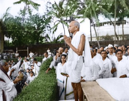 Téléchargez les photos : Mahatma Gandhi saluant les gens avant la réunion de prière du soir, Juhu Beach, Mumbai, Inde, mai 1944 - en image libre de droit