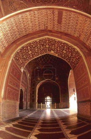 Téléchargez les photos : Intérieur dans Taj mahal Septième merveille du monde ; Agra ; Uttar Pradesh ; Inde - en image libre de droit