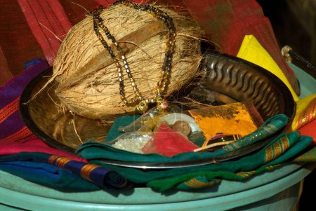 Puja Thali mit Sari-Mangalsutra-Kokosnusstuch und anderen Verehrungsgegenständen; Opfergabe an die Göttin Durga; Mahalaxmi-Tempel in Saras Baug; Pune; Maharashtra; Indien