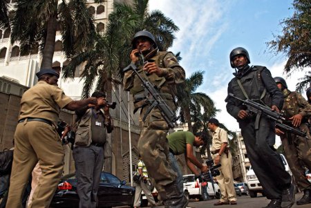 Foto de Comandos de la Guardia Nacional de Seguridad NSG con arma de fuego fuera del hotel Taj Mahal después del ataque terrorista de muyahidines decanos, Bombay Mumbai, Maharashtra, India 29, Noviembre, 2008 - Imagen libre de derechos