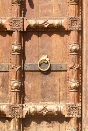 Téléchargez les photos : Vue rapprochée de la porte richement sculptée en bois fixée en brique à l'entrée de Vishrambaug Wada deuxième palais de Peshve le roi Maratha ; Pune ; Maharashtra ; Inde - en image libre de droit