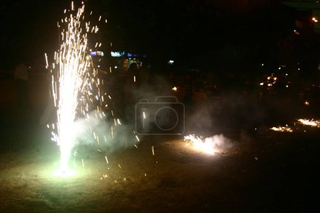 Foto de Celebración del festival Diwali con galletas de fuego, Marine drive, Bombay Mumbai, Maharashtra, India - Imagen libre de derechos