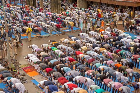Foto de Musulmanes rezando, Eid Al Fitr festival, Bandra Station, Mumbai, Maharashtra, India, Asia - Imagen libre de derechos