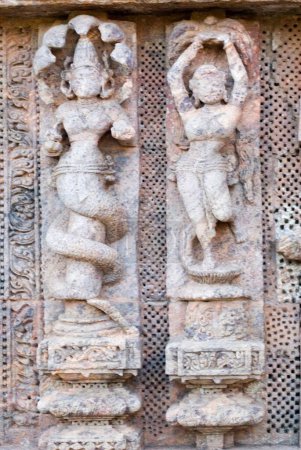 Foto de Naga criatura mitad humana mitad serpiente de la mitología hindú aparece flanqueada por bailarines en escultura del complejo del templo del Sol Patrimonio de la Humanidad en Konarak; Orissa; India - Imagen libre de derechos