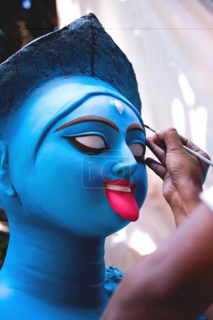 Foto de Artista pintando ojos de la diosa kali; Kumartuli; Calcuta Kolkata; Bengala Occidental; India 14-October-2009 - Imagen libre de derechos